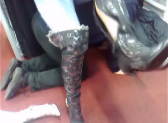 Foot Girls: Usando escravo como cadeira tentando botas