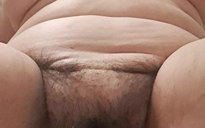 Mommy big hairy pussy: Milf laat met bekkenbewegingen zien hoe ze graag neukt
