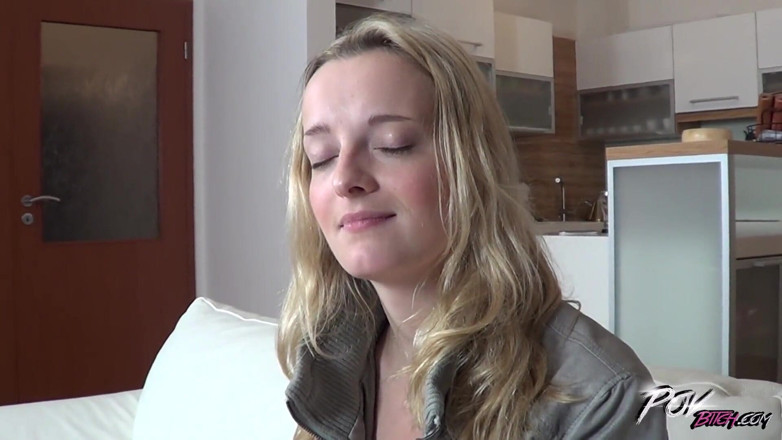 POV Bitch: Si jalang blonde datang untuk creampie manis dan pergi