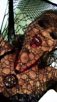 Ragazza una puttana cougar con i capelli dorati viene doppiamente penetrata e si fa riempire la bocca