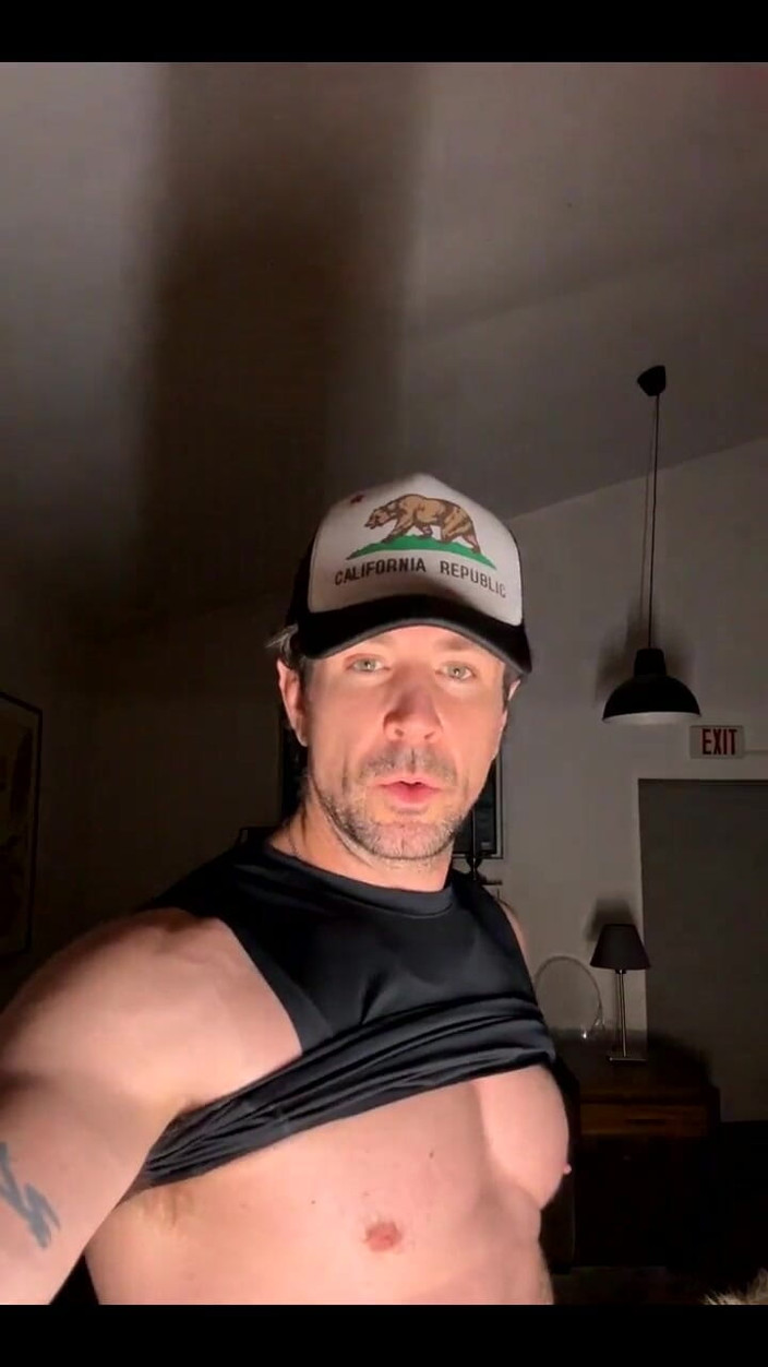 Trenton Ducati: 硬い筋肉を見せつけてるだけ