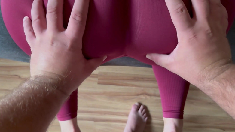 Christy X Taylor: 健身房训练裤里的完美屁股