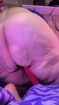 Une pute déjantée se fait baiser en amazone avec des bosses crémeuses et gorgés de lait