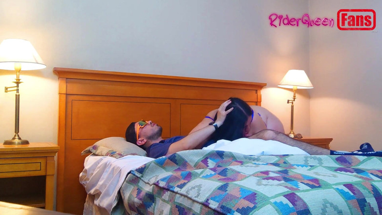 Riderqueen: Video's voor fans: mijn stiefzoon komt naar mijn bed om...