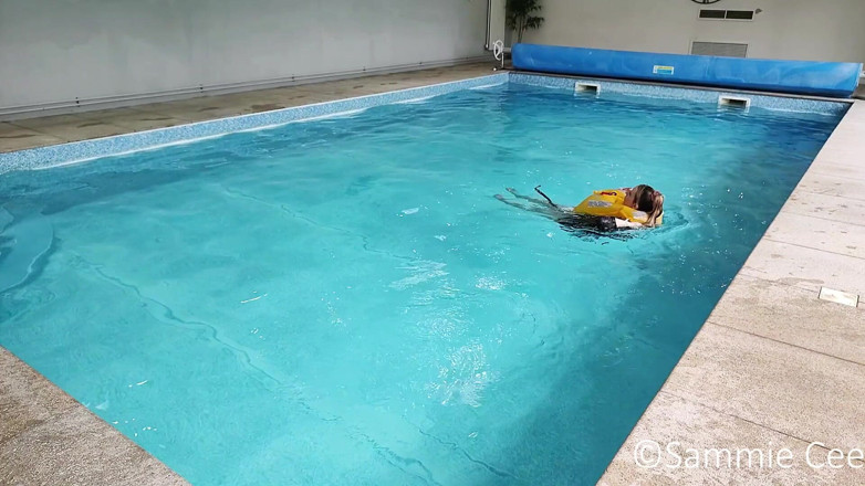 Sammie Cee: Lifejacket recenze crewsaver v bazénu