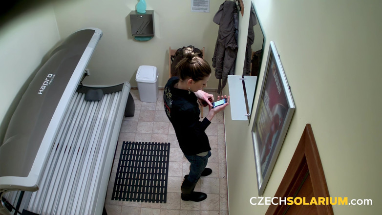 Czech Solarium: Solarium tchèque 44 : une jeune femme mince s’exhibe à poil dans le...