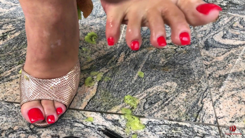 Goddess Lena: 粉碎一个猕猴桃