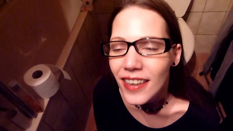Viktoria Goo: Thủ thư người Đức đeo kính được sử dụng như con đĩ đi tiểu