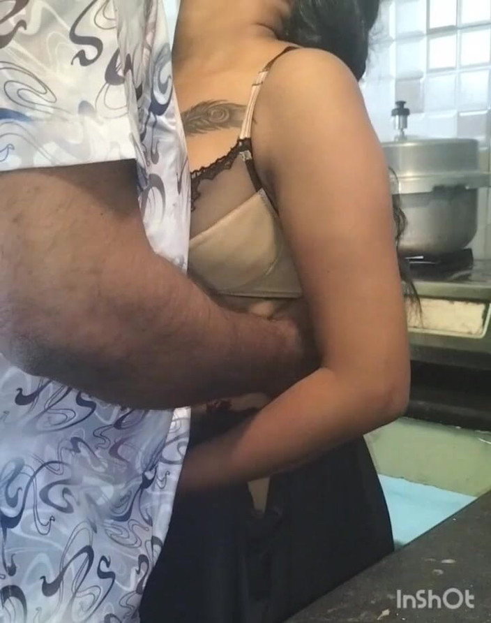 Funny couple porn studio: Une fille tamoule chevauche dans la cuisine