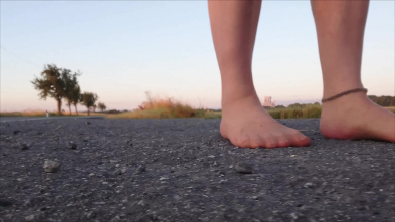 Footfetish: Meia-calça Brilhante E Sapatos De Praia Na Poça