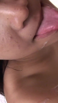 Kirli Asyalı fahişe travesti ploy seksi duş sırasında temizleniyor