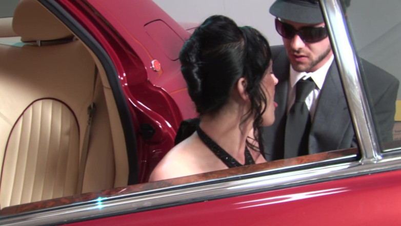 Very hot hardcore: Elegante morena milf tiene coño y anal follada en coche