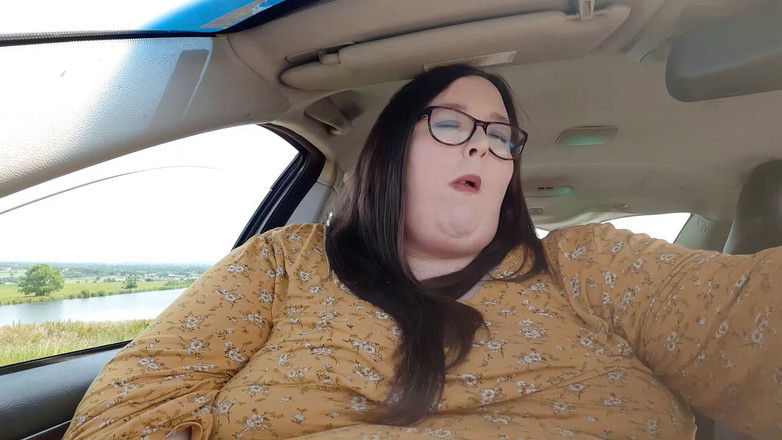 SSBBWLadyBrads: Makan makanan di mobil dengan teman