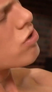 เทรดกระดุมฉีกคอลึกก่อนโดนเย็ดตูดแบบไม่ใส่ถุง