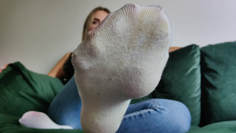 Goddess Lena: I miei calzini sporchi. I tuoi pensieri sporchi