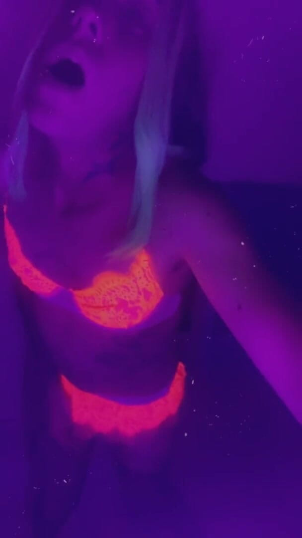 CarmenMelatonin: Pink rave girl wants to play