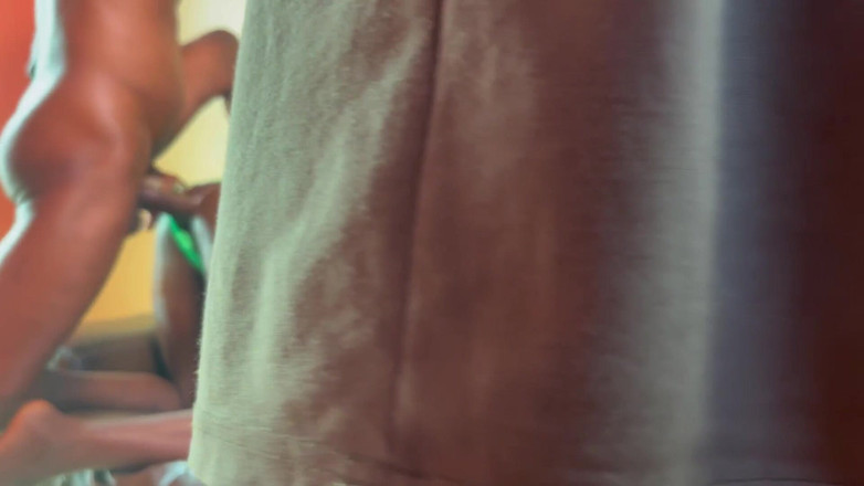 Itxbush: Hon hade bara trosor på huvtröja att besöka. Han knullade...