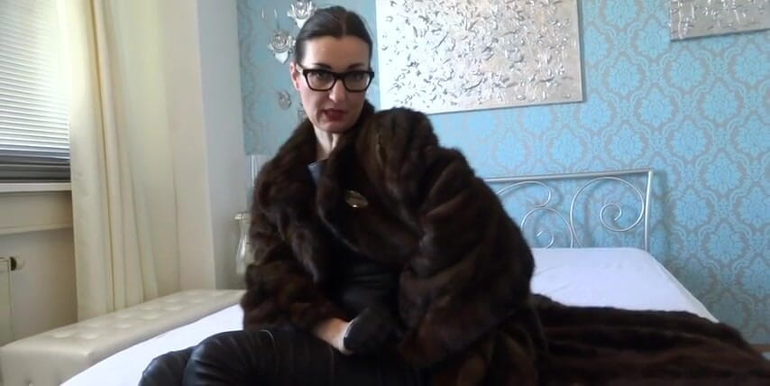 Lady Victoria Valente: ミニコック屈辱