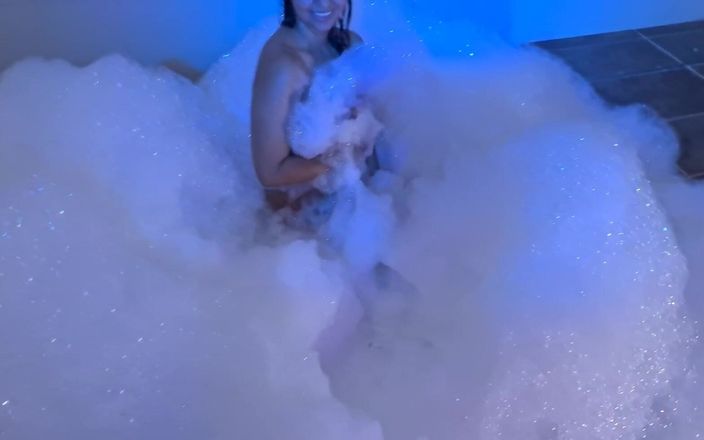 I am Freya Stude: Mergulhe no meu paraíso das bolhas onde as fantasias vêm à...
