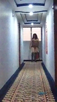 Sissy-Exhibitionistin Schlampe in Hotellobby