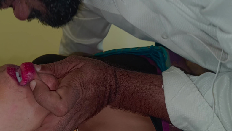 Inba: Profesor de la universidad de Chennai, beso de labios profundo...