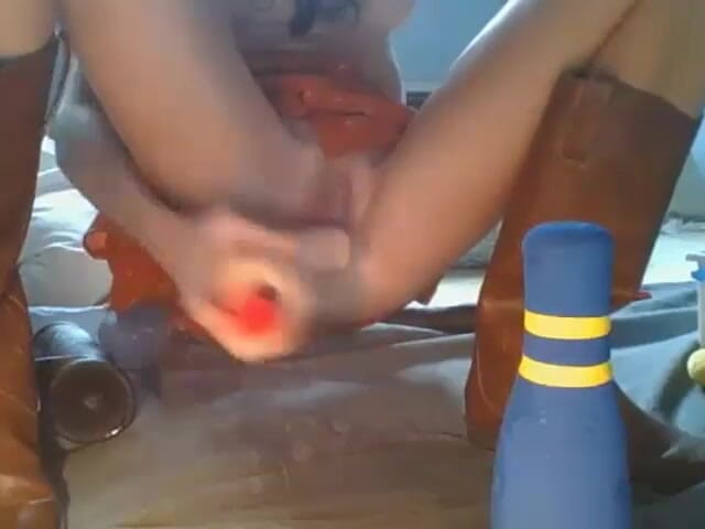 Britanyfoloww: J'ai mis un gros jouet dans ma chatte et je...