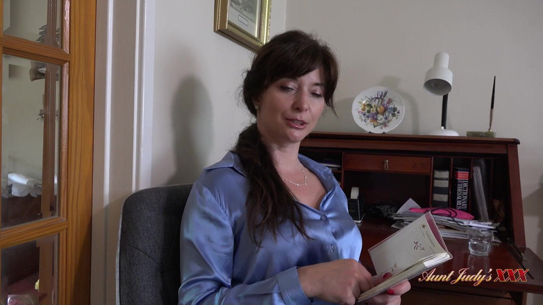 Aunt Judy's XXX: TanteJudysxxx - sexy milf baas Lady Asha zuigt je pik op...