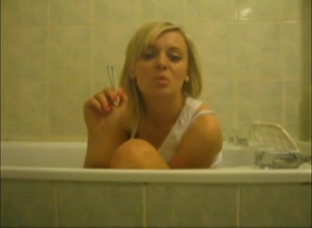 Femdom Austria: Blonde schlampe in der badewanne raucht zigaretten