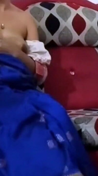 Bhabhi a venit la casa vecinului pentru a-și fute pizda