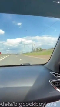 Eu estou me masturbando para um motorista de táxi em um carro bem na estrada, transeuntes espionados em mim, e eu derramei porra no assento