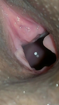 Pinki poesje close-up neuken op zijn hondjes en klaarkomen op poesje