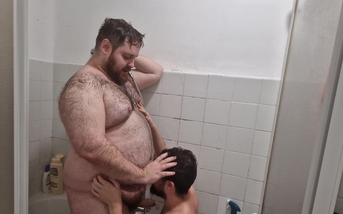 Bear Throuple: Ling fundul bărbatului gras păros și ejaculez pe pieptul lui