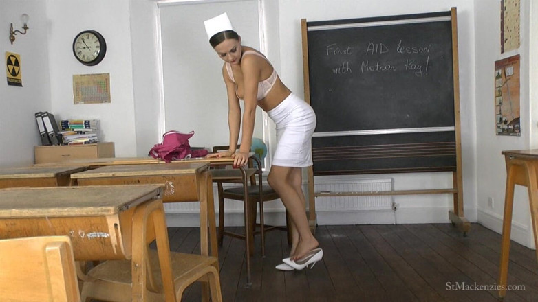St Mackenzie's Archive: Matrona Kay se desnuda mientras juega con sus tacones altos