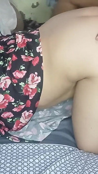 Ragazzo perché tiri su il mio vestito, la tua ragazza arriverà in qualsiasi momento