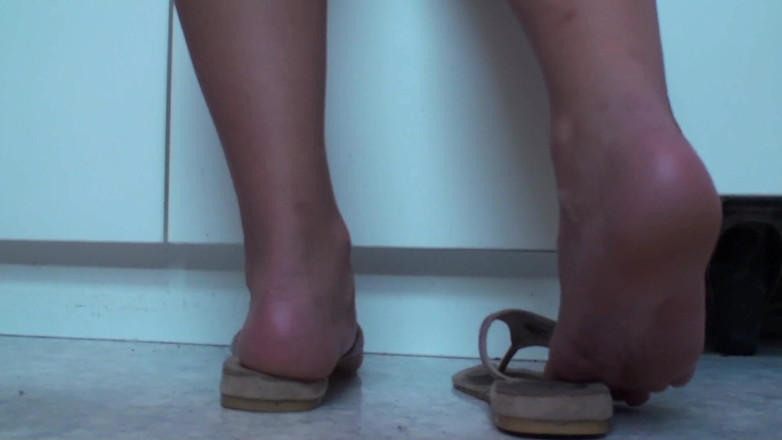 Foot Girls: 皿洗い中のマンディの足のクローズアップ