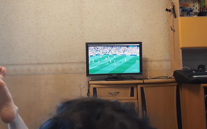 Disciplinater: Alttaki kadın kılıklı köle sürtük sahibine beeer standı olarak hizmet...