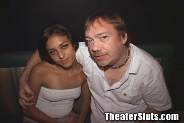 Theater Sluts: Latina aux seins maigres, théâtre, gangbang, éjaculation faciale
