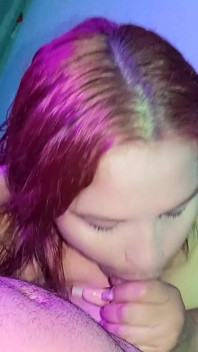 Seduzione in Camera Da Letto: Fellazione Con I Piedi Di Una MILF Formosa Fino All'eiaculazione