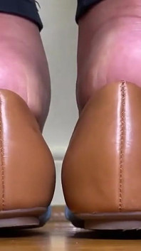 La MILF gioca con le sue ballerine in piedi