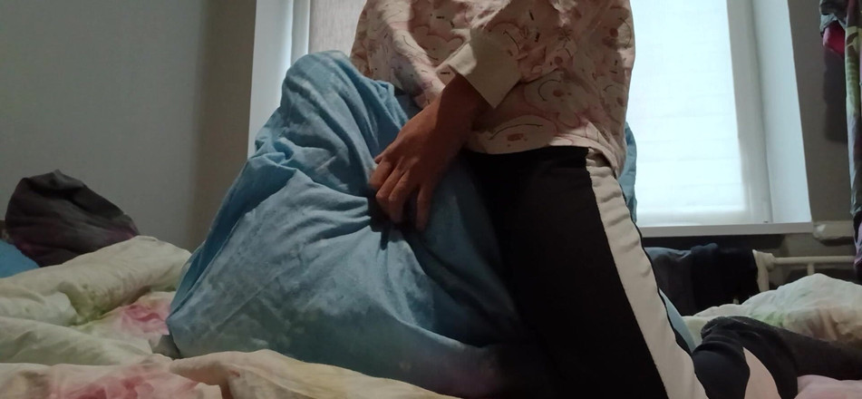 Lesbian-illusion: Супер худенькая девушка трет свою киску о подушку и быстро кончает, чтобы ее родители не поймали ее