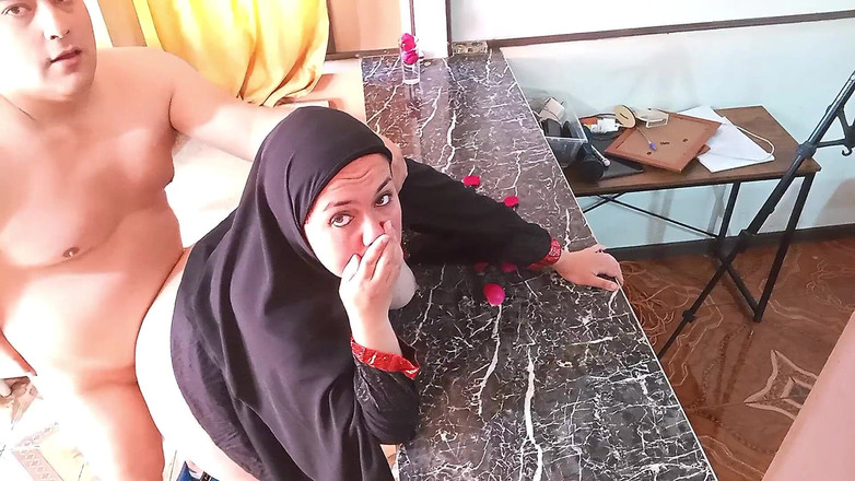 BBW Kelly Mom: キッチンでヒジャブをかぶった継母を犯す