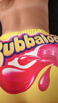 Šukání holky s velkým zadkem v Bubbaloo Kraťasech