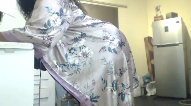 Legendary Booty Overdose: Siyah iri güzel kadın striptiz yapıyor