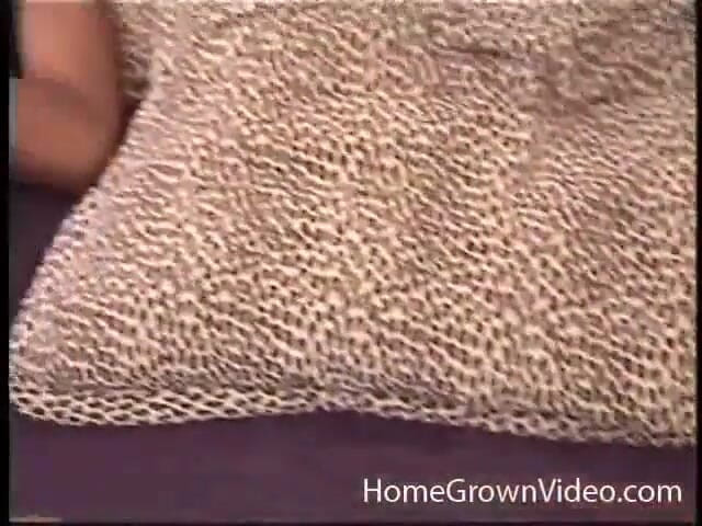 Homegrown Ebony: Şanslı beyaz adam iki zenci kızla sikişiyor