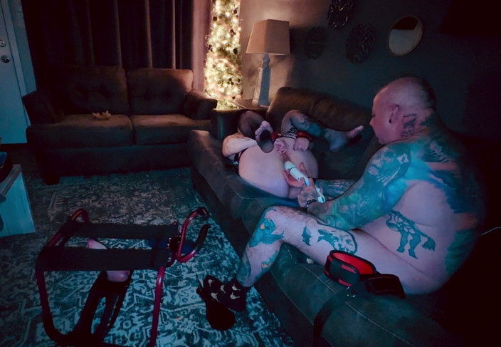 KingDom24: Aku lagi asik nyepong dan ngentot dildo ukuran XL