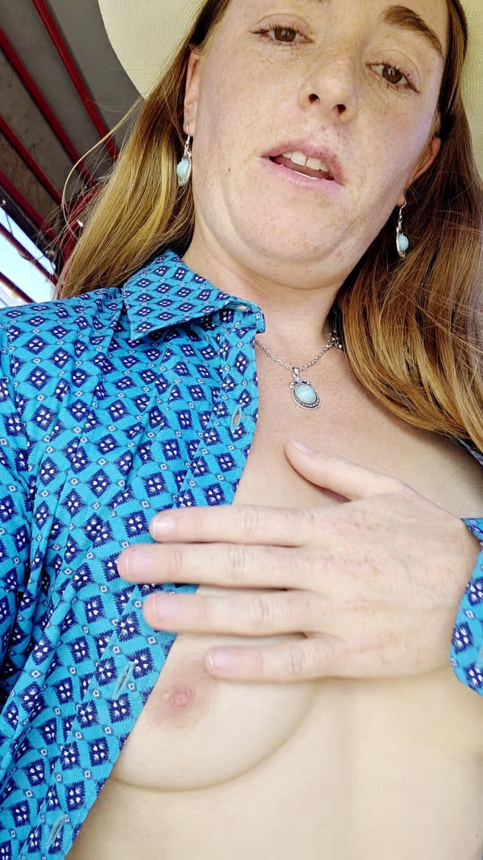 NaughtyRedFarmgirl: Si rambut merah menunjukkan posisi menunggang bogel dalam baju