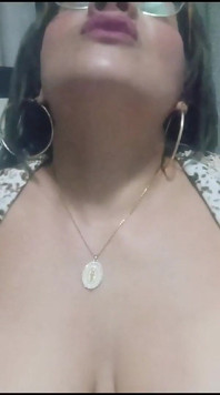 Mamii îi place să se masturbeze singură