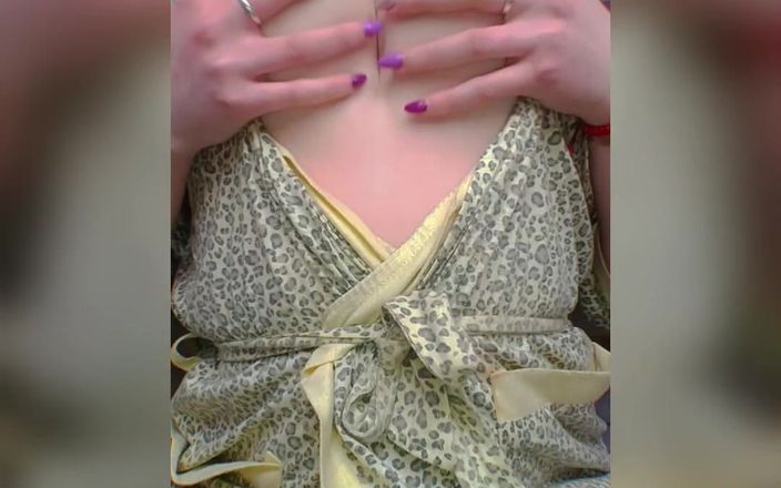 Miss Kaprizzz: Seksowna piękność w szlafroku pokazuje ciasną różową cipkę i anal...