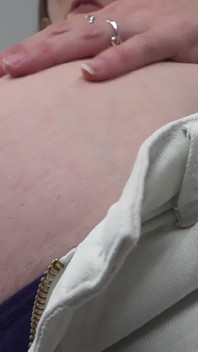 Une taquine avec un ventre gonflé