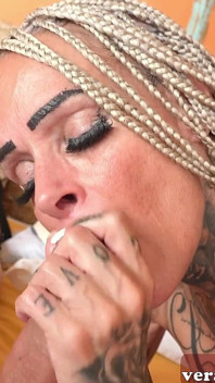 Erocom Date - Německé Tetování MILF Dělá Slepé Rande S Cizími Lidmi Přes Aplikaci